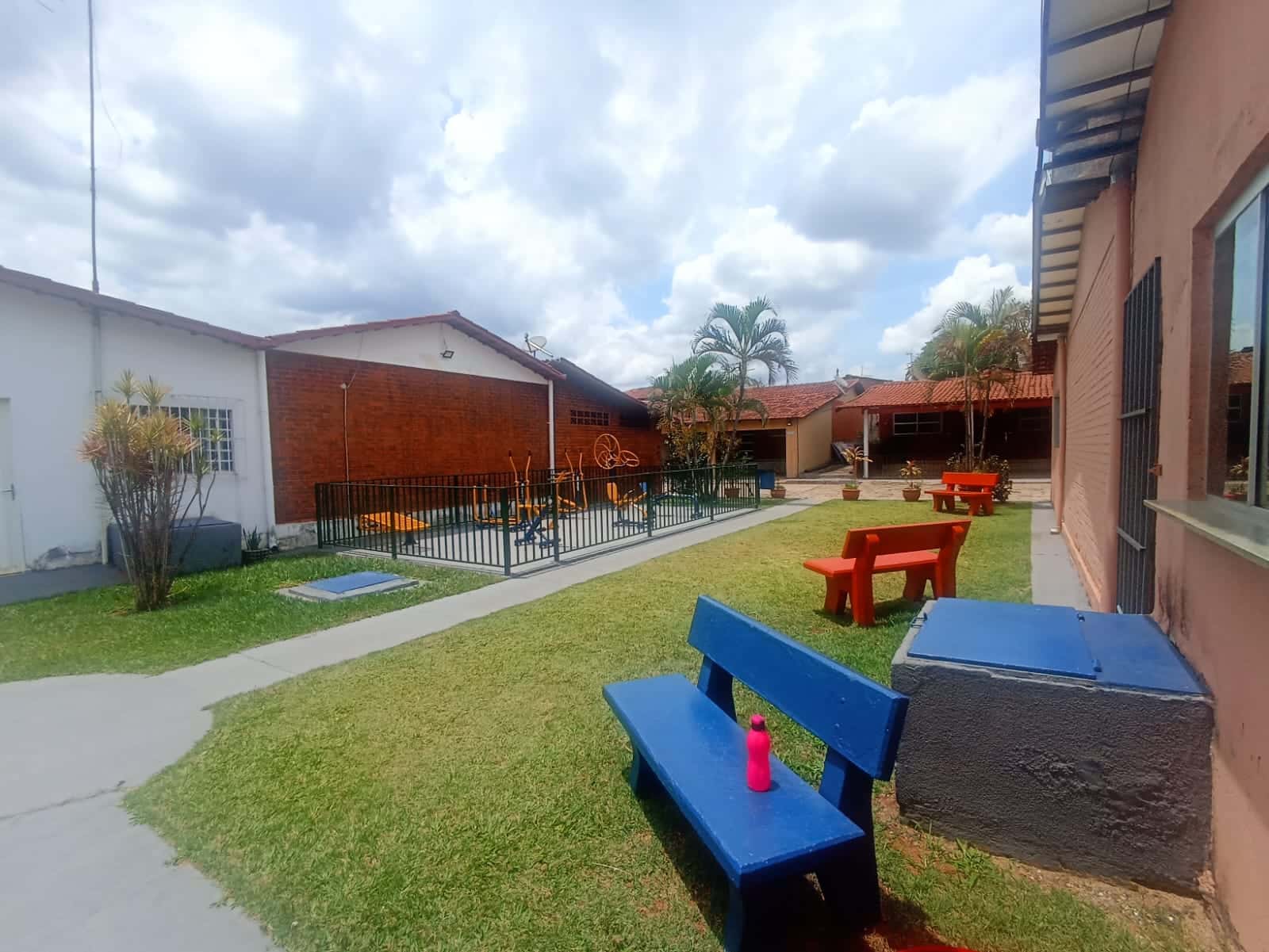 Casa mobiliada, 2 quartos, sendo 1 suíte condomínio Jardim Novo Mundo