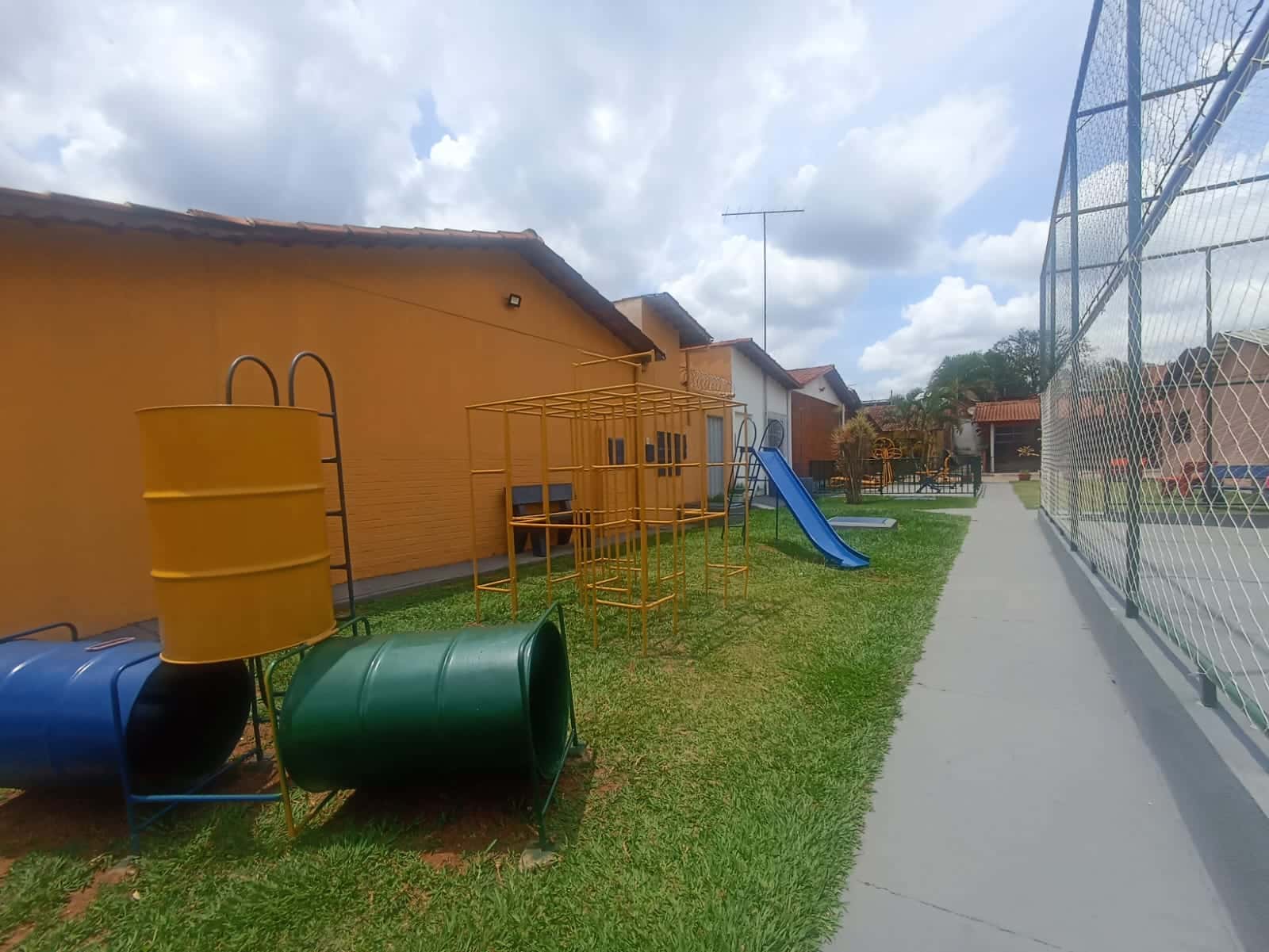 Casa mobiliada, 2 quartos, sendo 1 suíte condomínio Jardim Novo Mundo