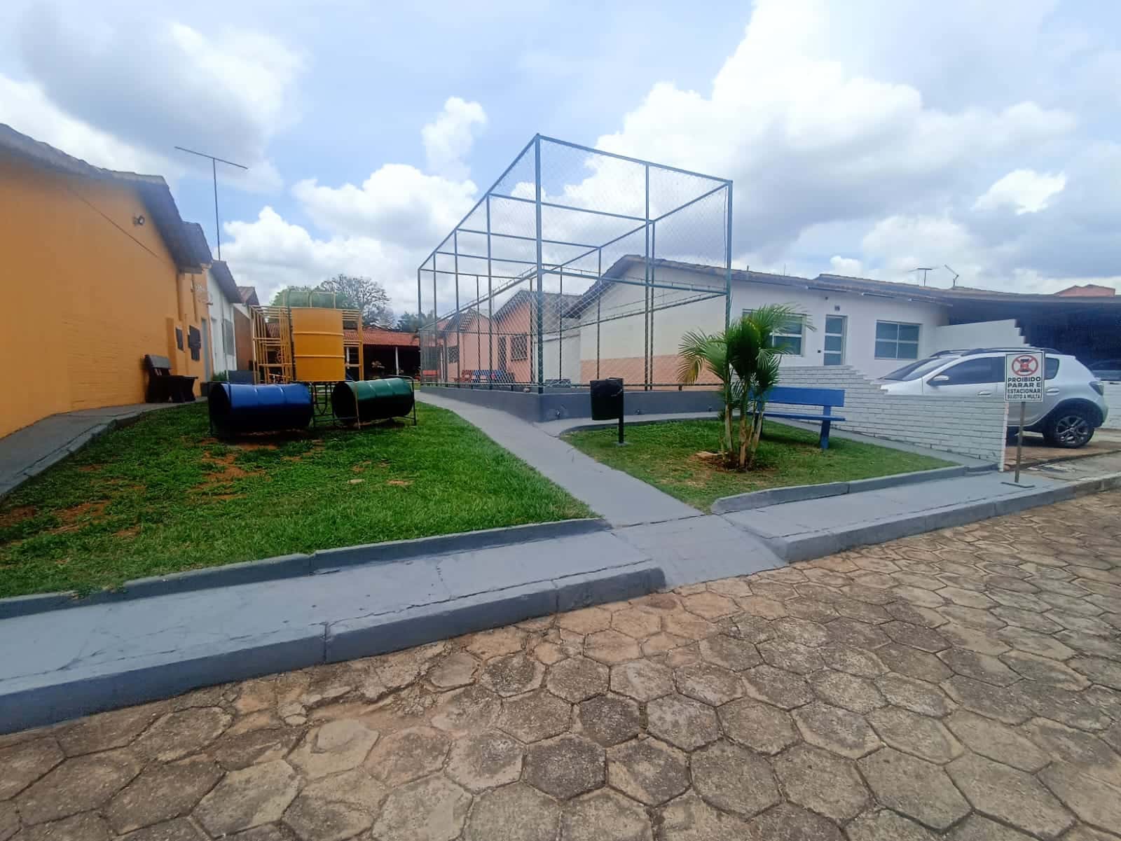 Casa mobiliada, 2 quartos, sendo 1 suíte condomínio Jardim Novo Mundo