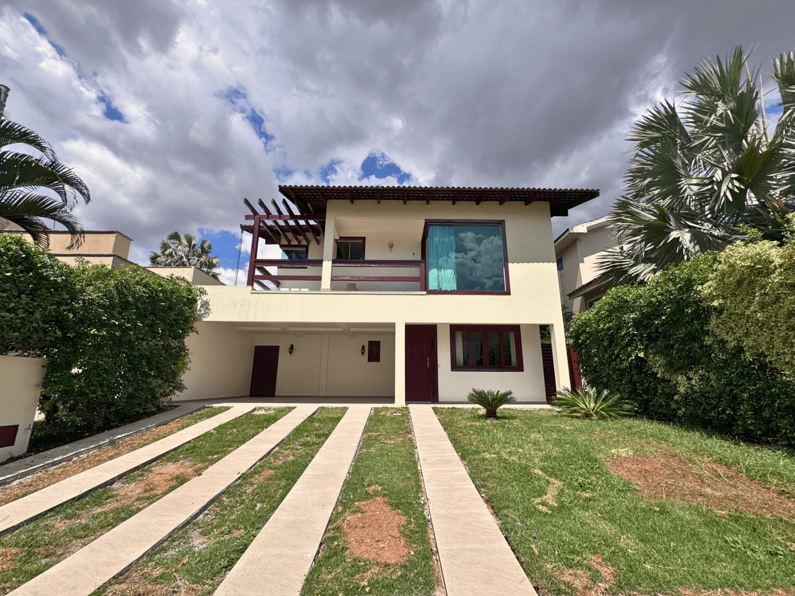 SOBRADO - 4 QUARTOS (3 SUÍTES) - ÁREA 300m² - JARDINS MADRI - GOIÂNIA/GO