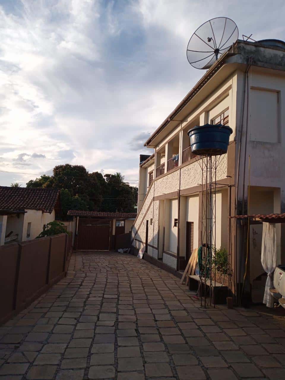 SOBRADO NO CENTRO DE PIRENÓPOLIS 309M²