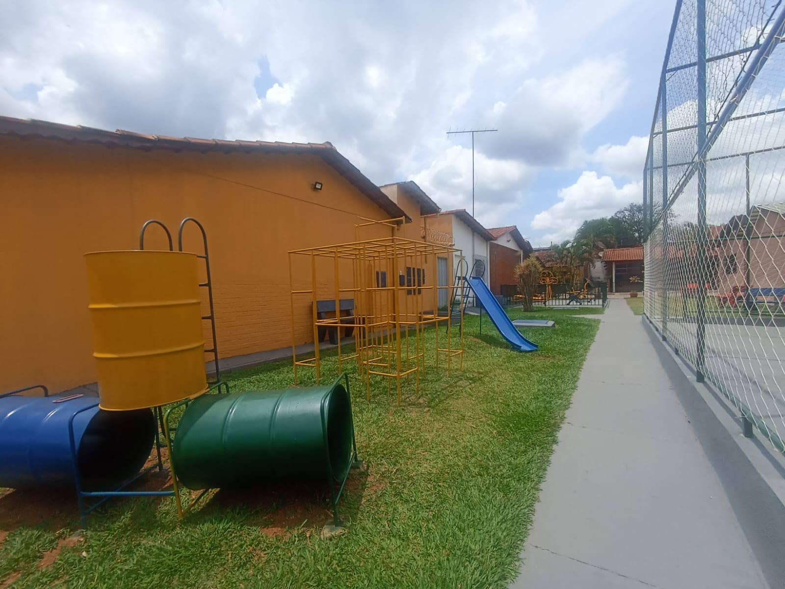 Casa mobiliada, 2 quartos, sendo 1 suíte condomínio Jardim Novo Mundo