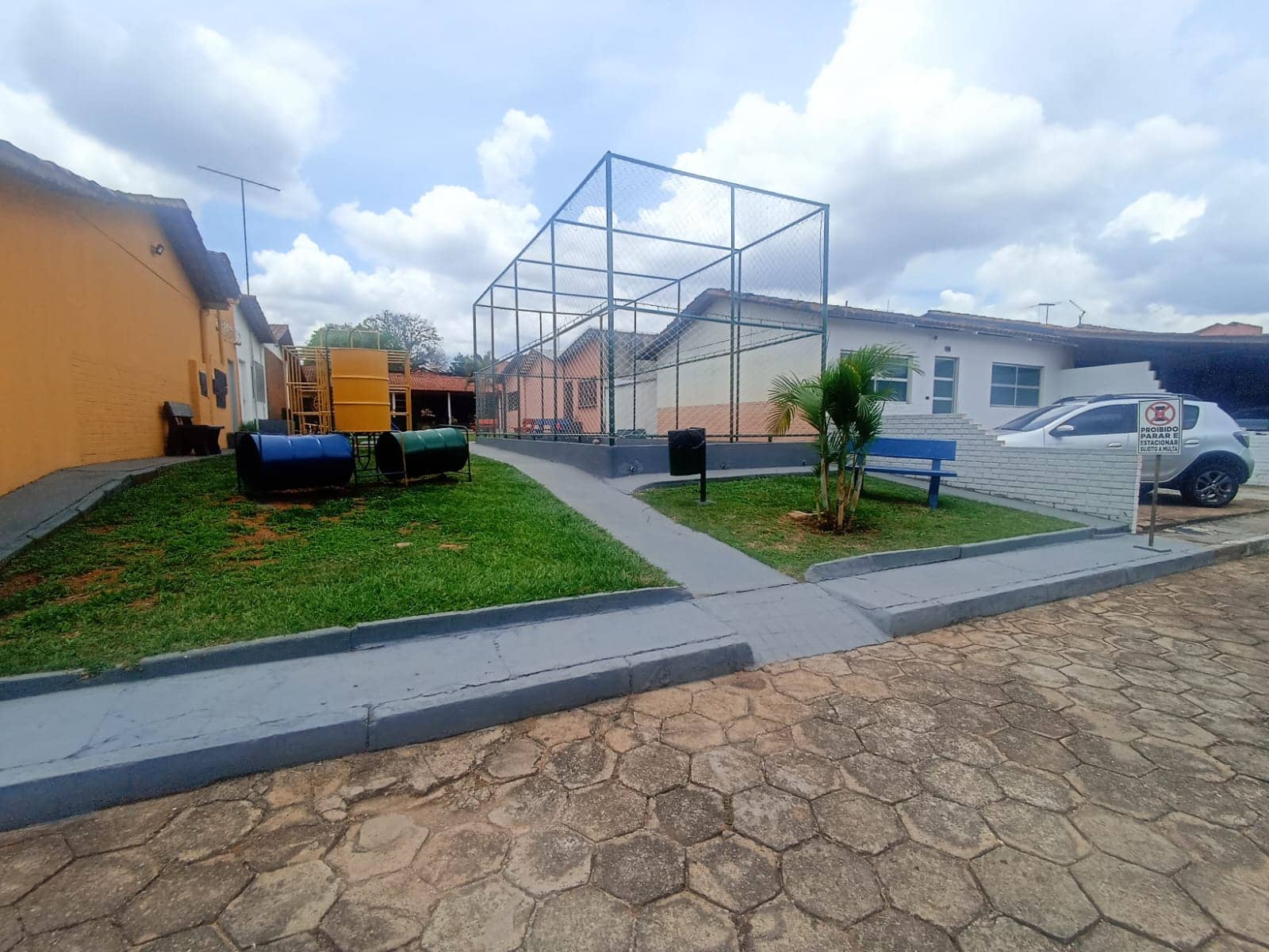 Casa mobiliada, 2 quartos, sendo 1 suíte condomínio Jardim Novo Mundo