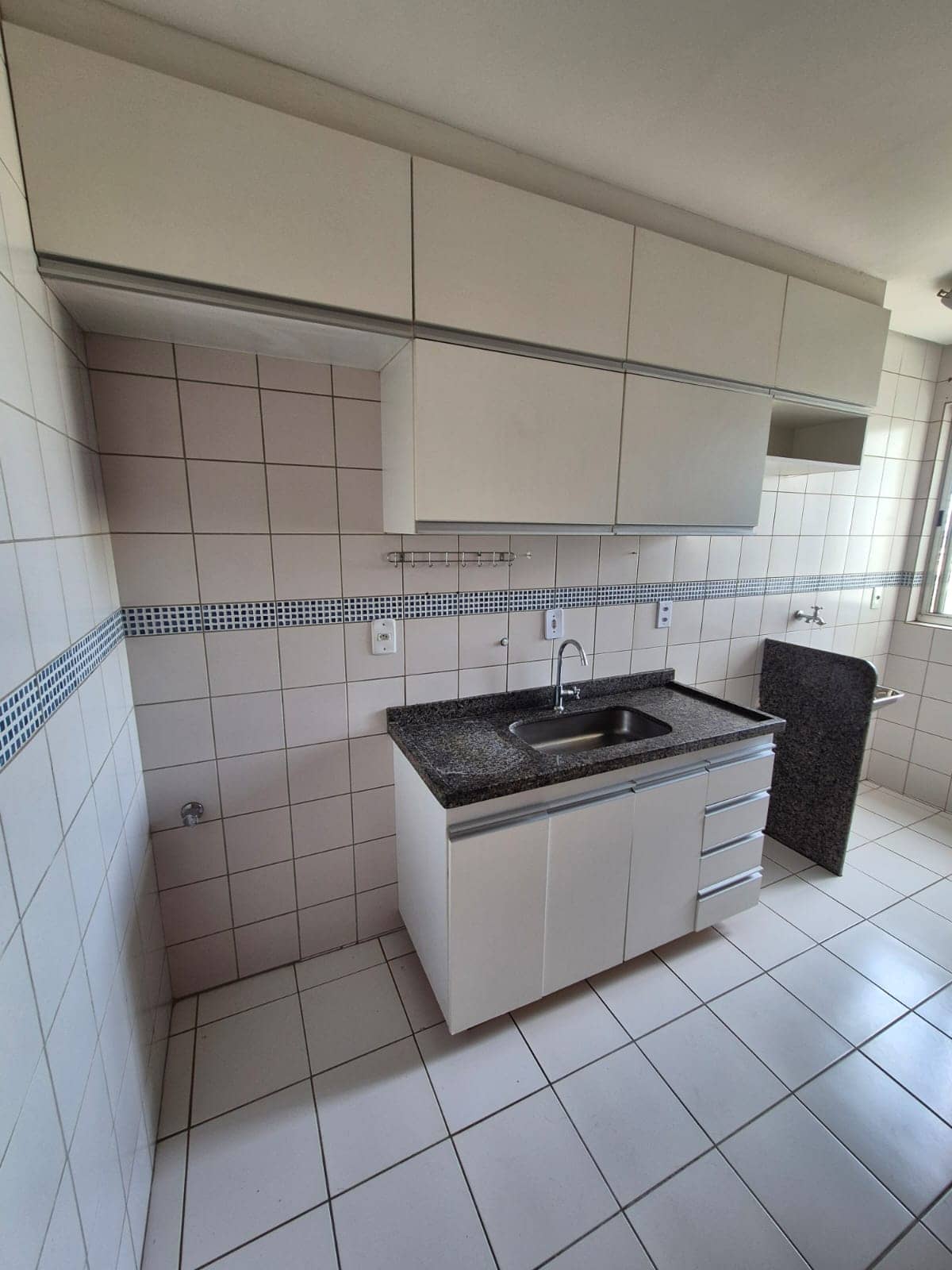 APARTAMENTO 2 QUARTOS REFORMADO A 2OO MENTRO DA AV. RIO VERDE