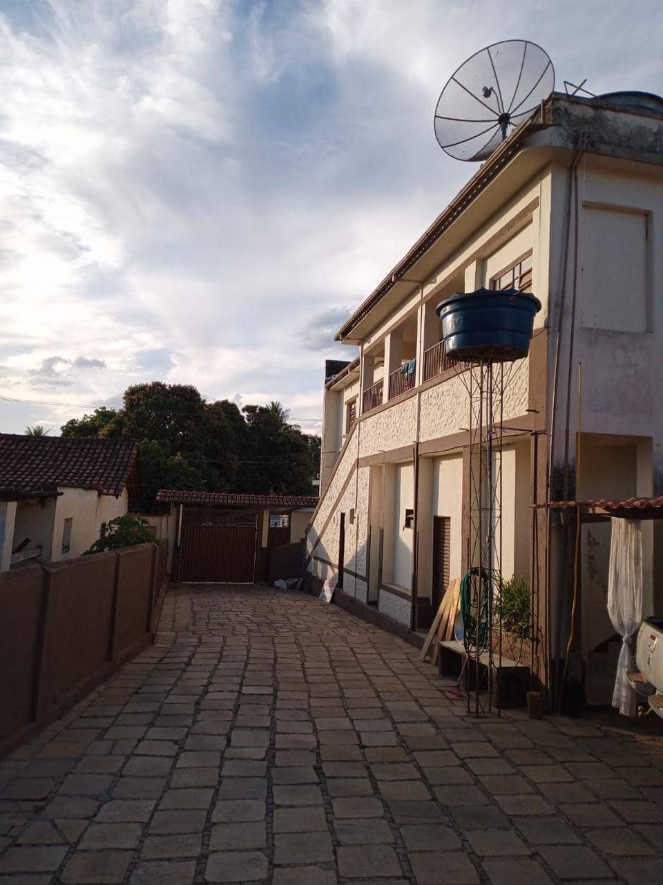 SOBRADO NO CENTRO DE PIRENÓPOLIS 309M²