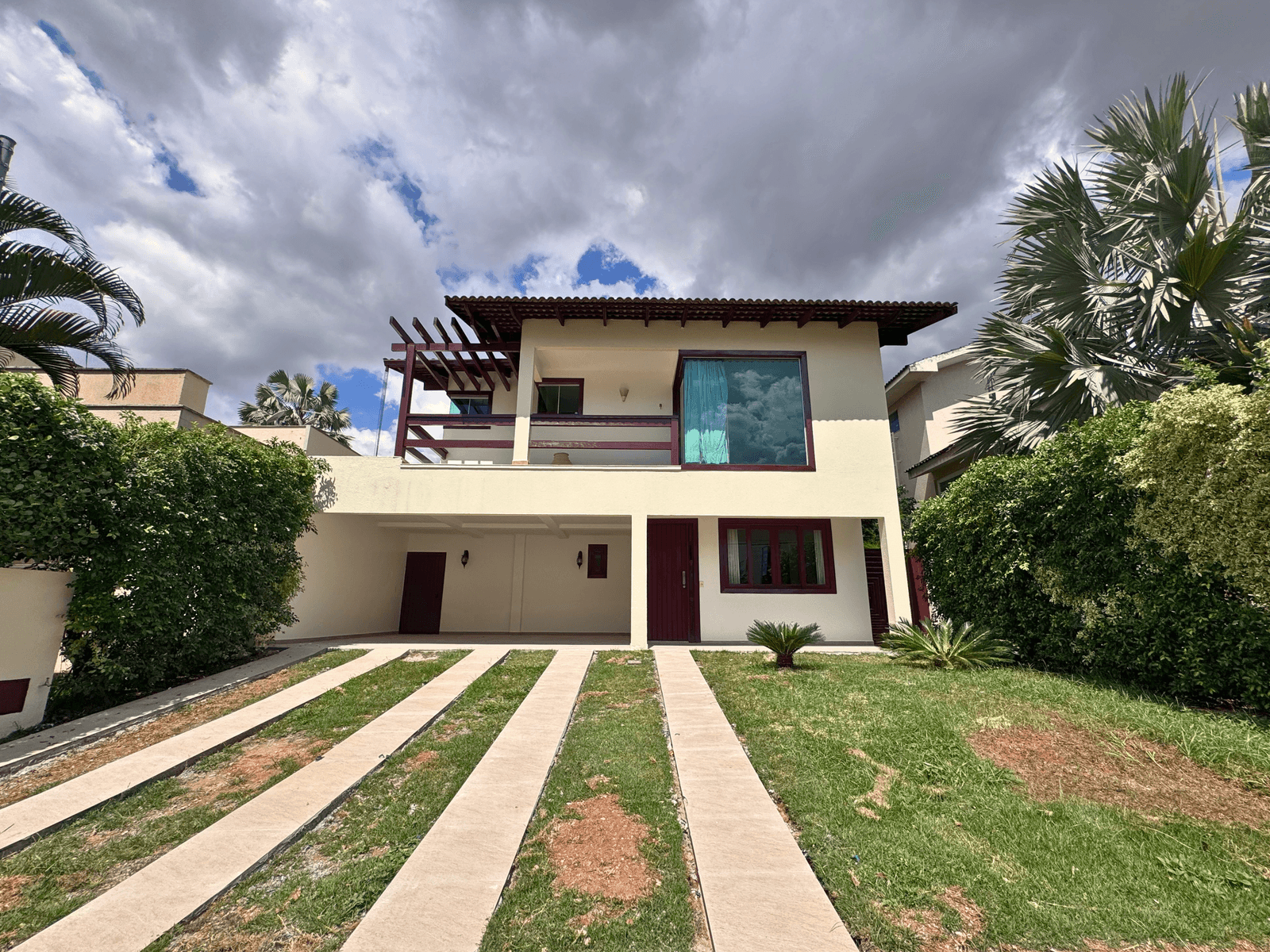 SOBRADO - 4 QUARTOS (3 SUÍTES) - ÁREA 300m² - JARDINS MADRI - GOIÂNIA/GO