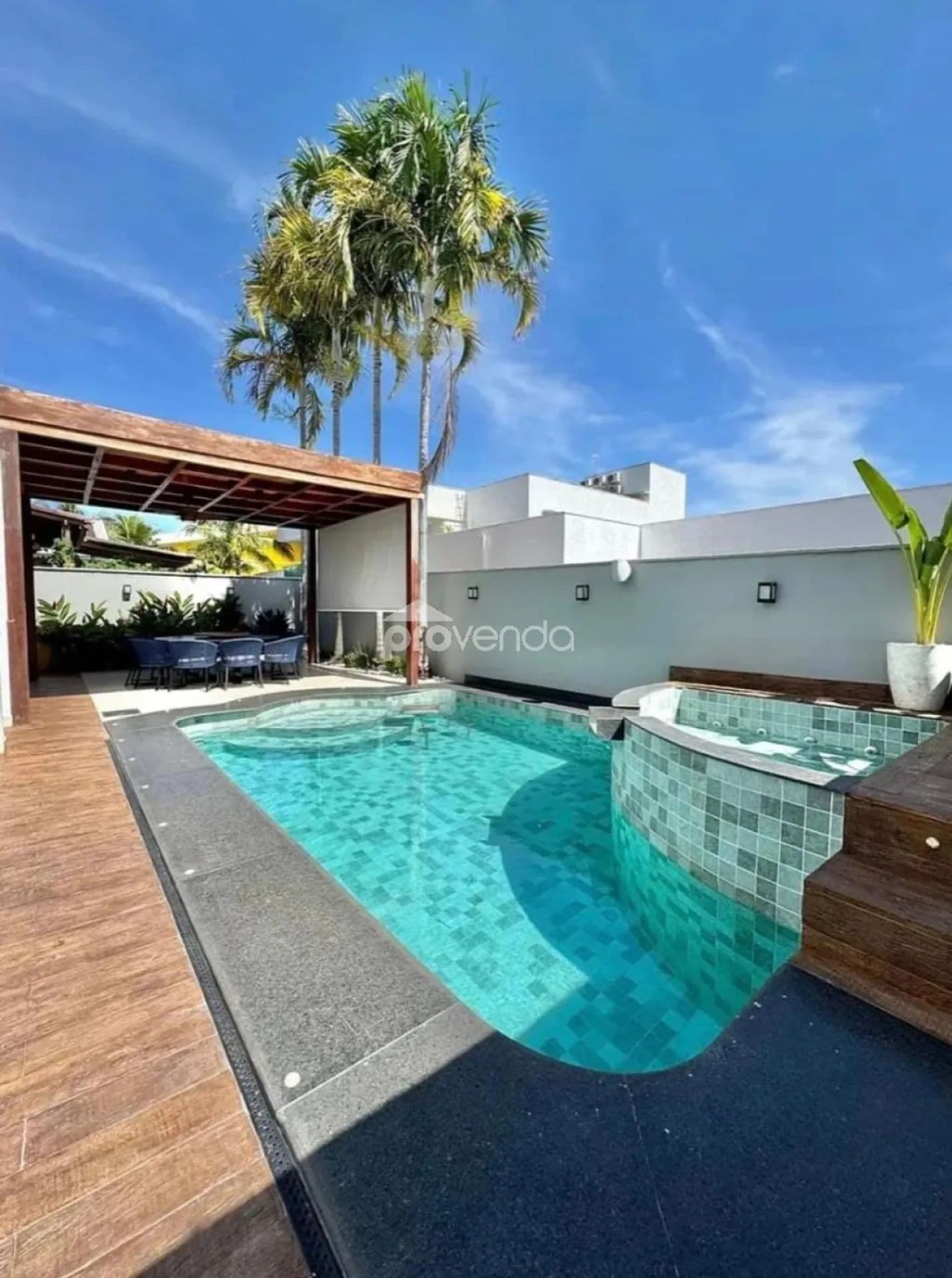 SOBRADO - PORTEIRA FECHADA - ÁREA 366m² - JARDINS ATENAS - GOIÂNIA/GO