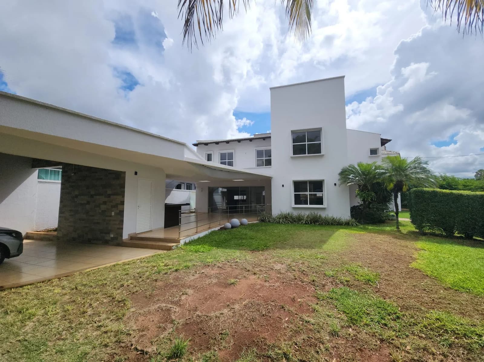 Sobrado de esquina 5 suítes, 566 de lote, 312 construção Condomínio Jardins Madri - Goiânia - GO