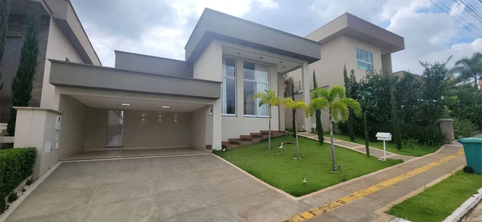 Casa Térrea Condomínio do Lago 683 metros de lote, 4 suítes com uma área de lazer grande