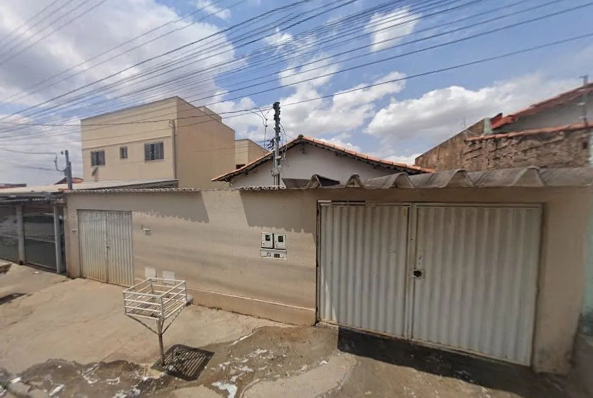 CASA COM EDÍCULA - ÁREA 218m² - SETOR GARAVELO - APARECIDA DE GOIÂNIA/GO