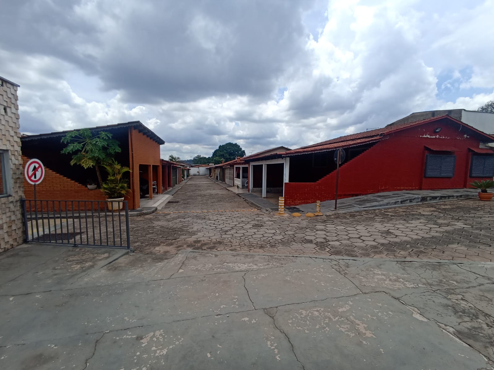 Casa mobiliada, 2 quartos, sendo 1 suíte condomínio Jardim Novo Mundo