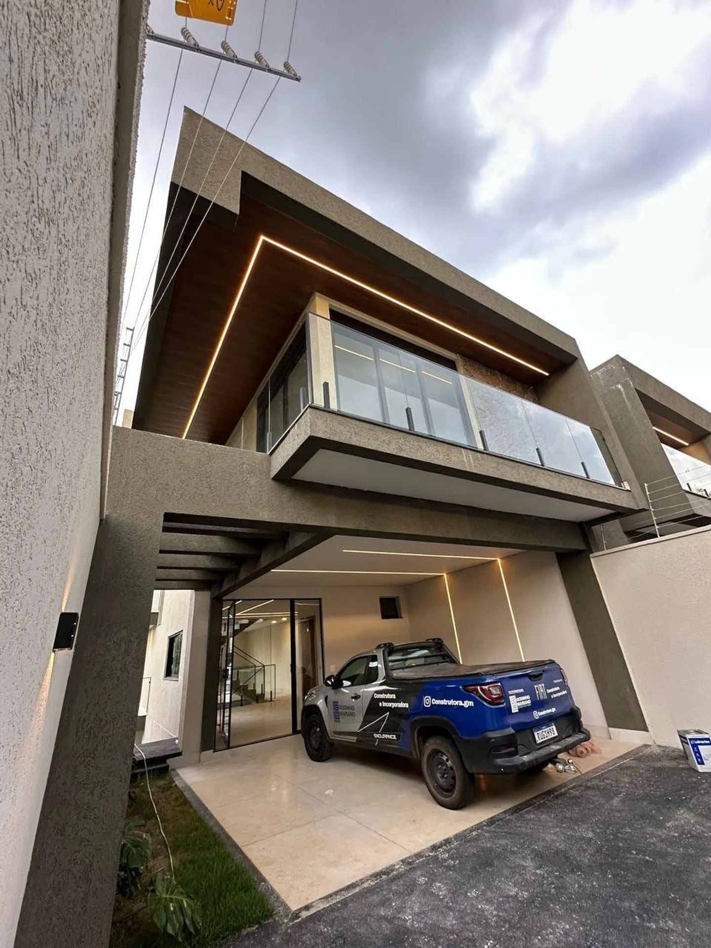 SOBRADO TRIPLEX - 3 SUÍTES - ÁREA 217m² - JARDIM ATLÂNTICO - GOIÂNIA/GO