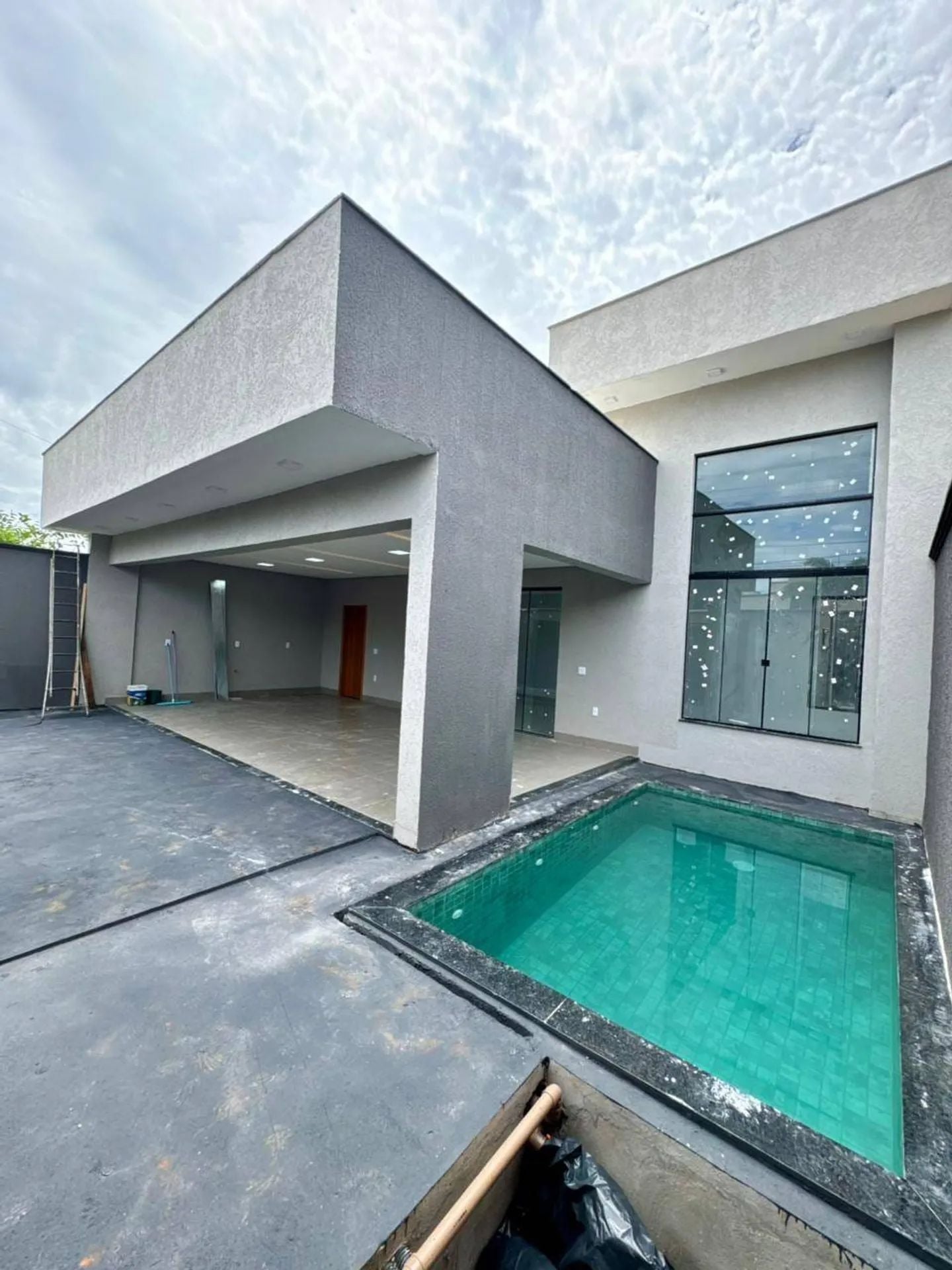 CASA COM PISCINA - 3 SUÍTES - ÁREA 161m² - RESIDENCIAL MONTE CRISTO - TRINDADE/GO