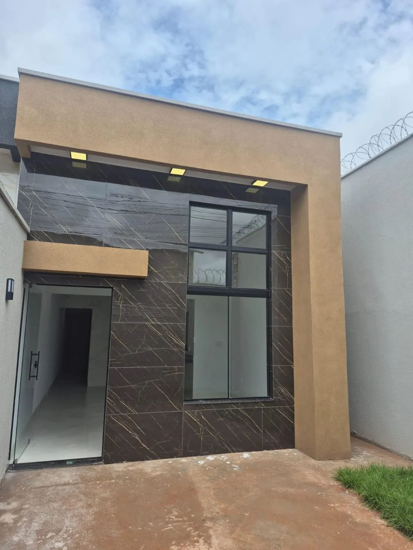 Linda casa 2 quartos, ao lado do Hugol, localização excelente Setor Santos Dumont