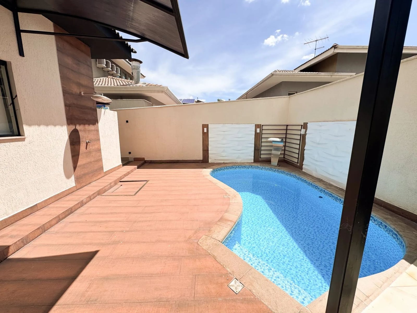 CASA TÉRREA - ÁREA 400m² - 3 SUÍTES - JARDINS MADRID - GOIÂNIA/GO